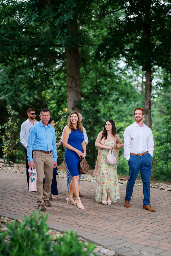 guests arriving at harpers vineyard for may wedding